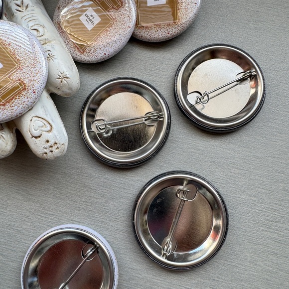 Chanel no5 pins. Authentic lot of 8 - Picture 2 of 2